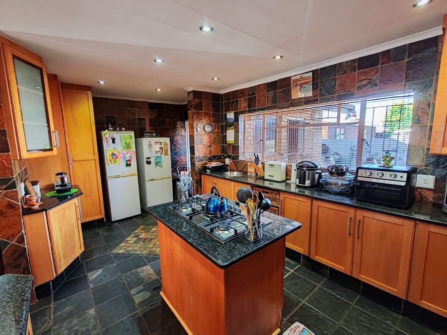 5 Bedroom Property for Sale in Grimbeeck Park North West